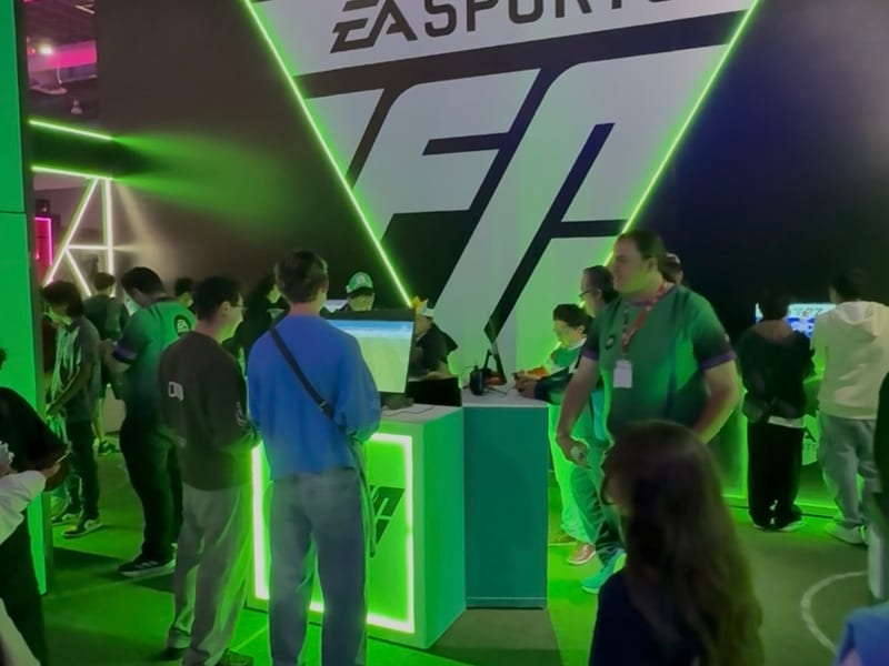 Stand EA Sports FC — escenografía con iluminación neón