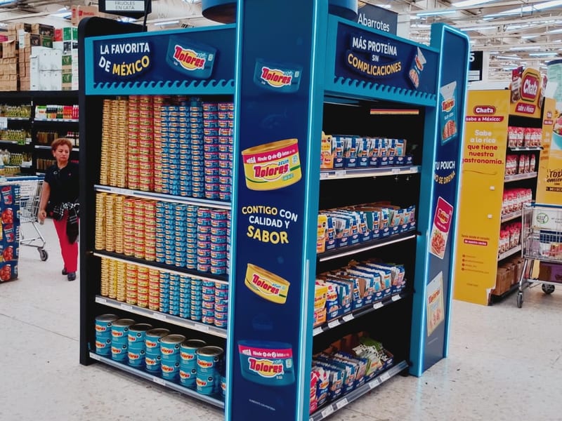 Isla de exhibición Dolores Atún — display POP supermercado