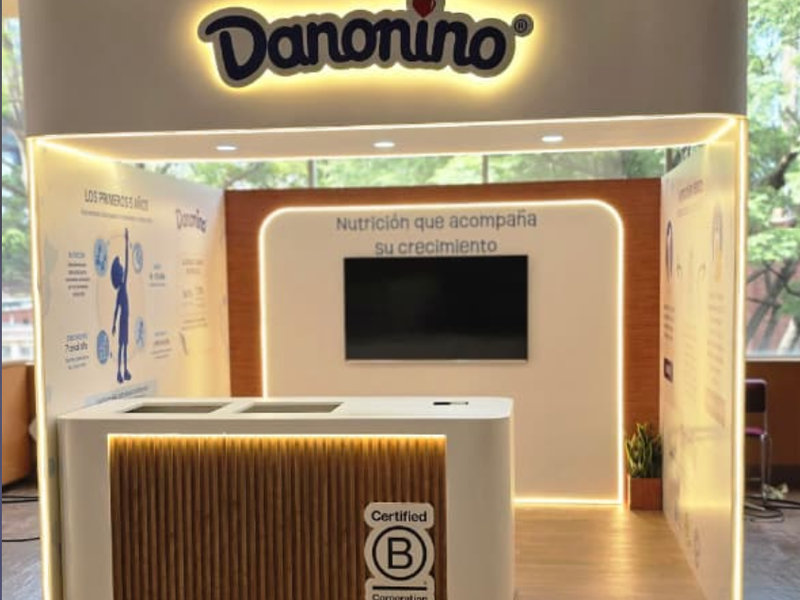 Stand Danonino — carpintería y acabados con iluminación integrada