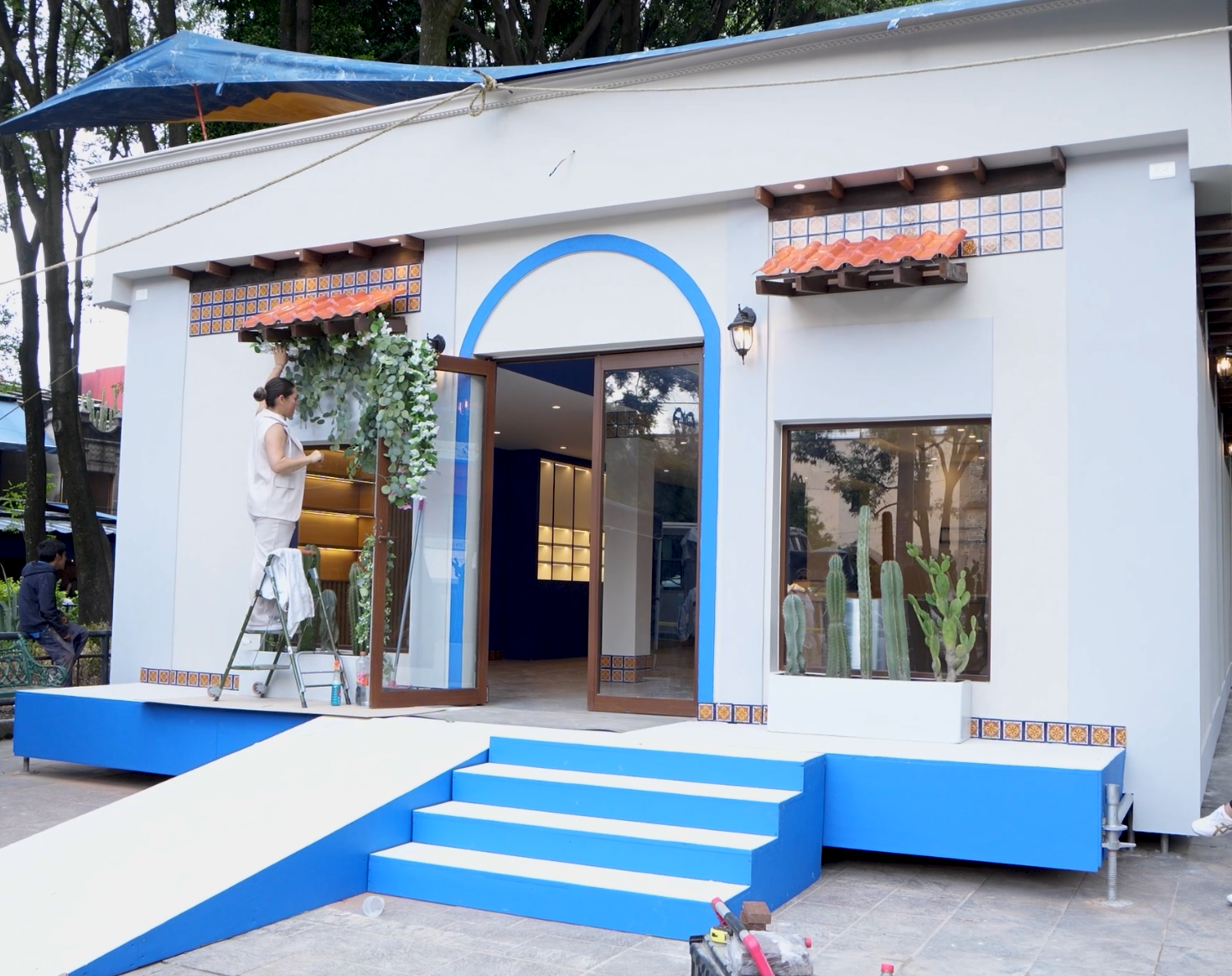 Fachada escenográfica — construcción y acabados exteriores